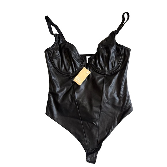 Shapewear Faux Leather
Plunging V Sculpting Corset
Bodysuit. NWT - Picture 6 of 9